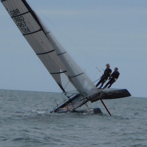 Heeling catamaran